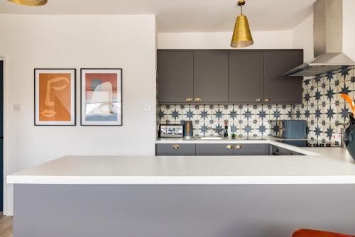 The West Hampstead Retreat- Modern & Bright 1BDR Apartment tesisinde mutfak veya mini mutfak