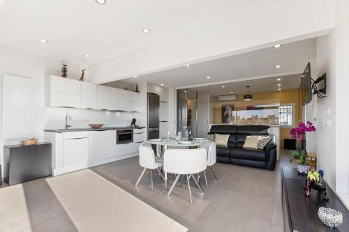 une cuisine et un salon avec une table et des chaises dans l'établissement Village Naturiste R4N - La Villa Rocca Luxe, au Cap d'Agde