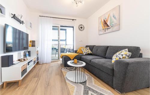 Televízia a/alebo spoločenská miestnosť v ubytovaní 2 Bedroom Nice Apartment In Trogir
