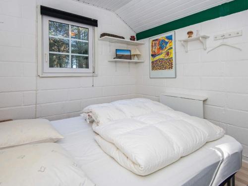 Tempat tidur dalam kamar di Holiday home Ulfborg XXIII
