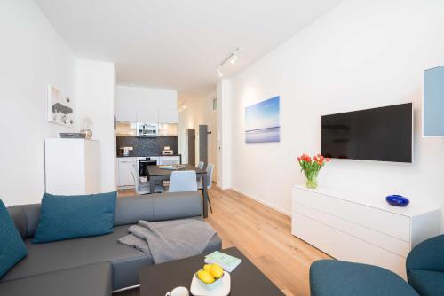 sala de estar con sofá y TV en Meerkieker, en Norderney