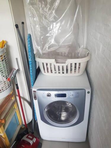 a washing machine with a basket on top of it at Hermosa habitación en apartamento en Carrasco - Comparte Apartamento conmigo in Montevideo
