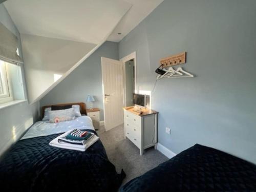 Säng eller sängar i ett rum på Orchard Lodge -Coastal Retreat, new build, village views, private garden and terrace