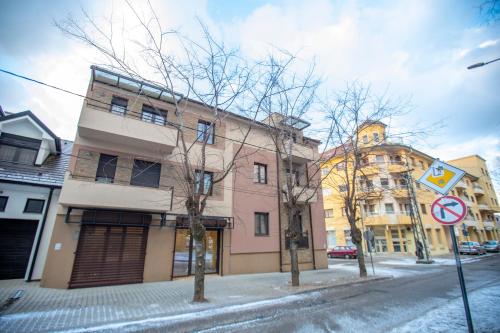 a building on a street next to a street sign at AS apartman 2 in Vršac