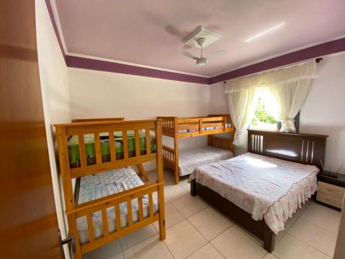 a bedroom with two bunk beds and a window at Chácara Bertelli in Socorro