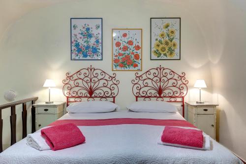 sypialnia z 2 łóżkami z czerwonym zagłówkiem w obiekcie Florentine style apartment we Florencji