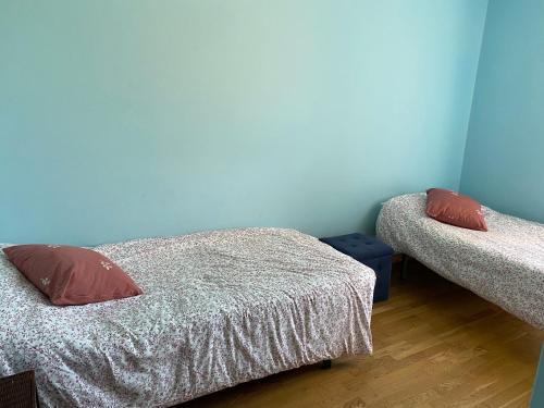 a bedroom with two beds and a blue wall at SAN VICENTE DO MAR (URBANIZACIÓN PEDRAS NEGRAS) O GROVE- SANXENXO in O Grove