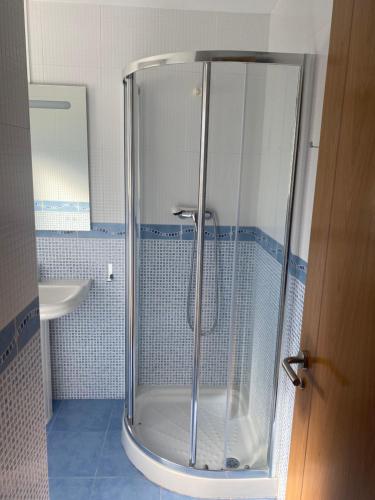 a shower with a glass door in a bathroom at Posada H.El Alba in Boó de Piélagos