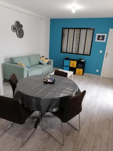 - un salon avec une table et un canapé dans l'établissement La forge, à Saint-Palais-sur-Mer