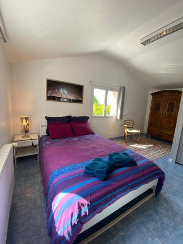 - une chambre avec un grand lit et des oreillers rouges dans l'établissement Le Loft brestois, à Brest