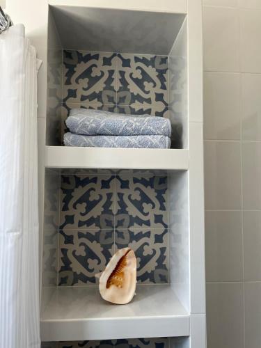 a towel rack with towels in a bathroom at Vivenda da bela vista in Costa da Caparica