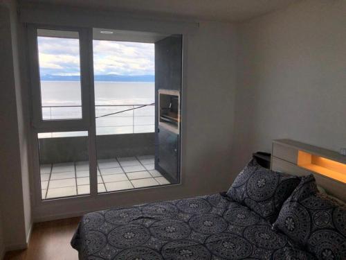 Una cama o camas en una habitación de De la Costa II Ushuaia
