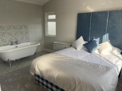 Ένα ή περισσότερα κρεβάτια σε δωμάτιο στο Sea Breeze Lodge