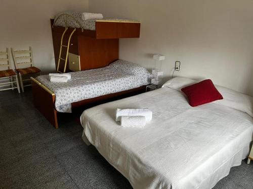 due letti in una stanza d'albergo con asciugamani sopra di La llar de Marisa, els Muntells (Delta de l'Ebre) a Els Muntells