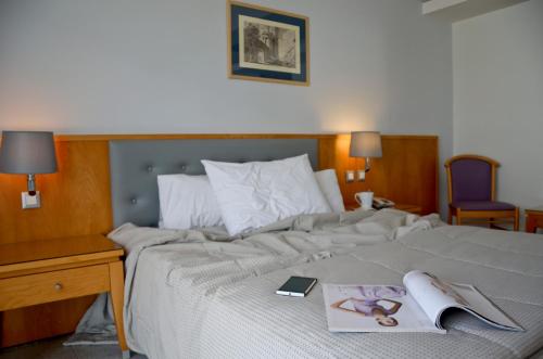 Una cama o camas en una habitación de Athena Hotel