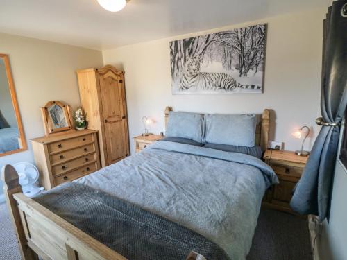 ein Schlafzimmer mit einem Bett und einem Wandgemälde in der Unterkunft Castle View Cabin in Scarborough