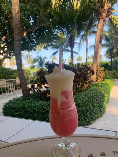 un drink in un bicchiere seduto su un tavolo di The Lago Mar Beach Resort and Club a Fort Lauderdale