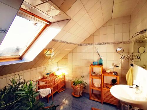 ein Bad mit einem Waschbecken, einem WC und einem Fenster in der Unterkunft Hübsche Ferienwohnung in Lubmin mit Blick auf Rügen in Lubmin