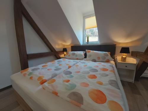 A bed or beds in a room at Pension zur Eiche GmbH