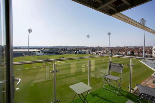 Aussicht vom Balkon eines Tennisplatzes in der Unterkunft Stunning 2 Bedroom Apartment in Ashley Down with Cricket View in Bristol