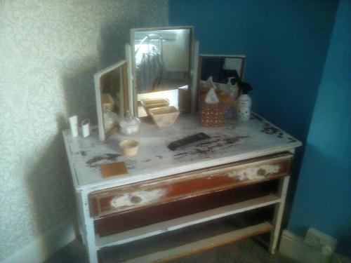 a dressing table with a mirror on top of it at Welsh Homestay in Cardiff