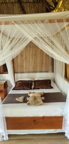 łóżko z misiem leżącym na nim w obiekcie San Simian Lodge w mieście La Laguna