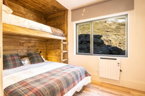 シエラネバダにあるAPARTAMENTO DE LUJO A PIE DE PISTA SIERRA NEVADAのベッドルーム(二段ベッド1組、窓付)
