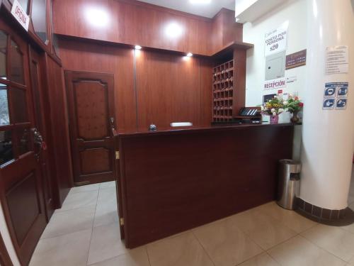 una sala de espera con un mostrador y una puerta en Hotel Dubai Ambato, en Ambato