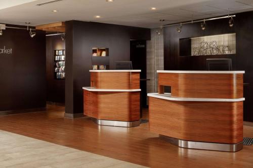 Sonesta Select Laguna Hills Irvine Spectrum في لاغونا هيلس: صالون حلاقة ذو كونترات خشبية في الغرفة