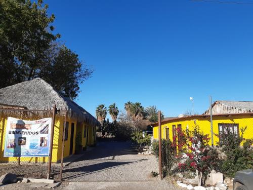 ein gelbes Gebäude mit einem Schild davor in der Unterkunft Loreto La Regional in Loreto