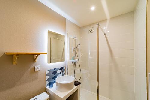 un bagno con lavandino e doccia di Gîtes bo - Beaune - Saint Romain - classés 3 étoiles a Saint-Romain