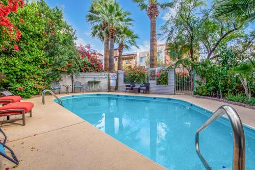 Swimming pool sa o malapit sa Desert Rose Villas - Secluded One Bedroom in Old Town Scottsdale, Arizona