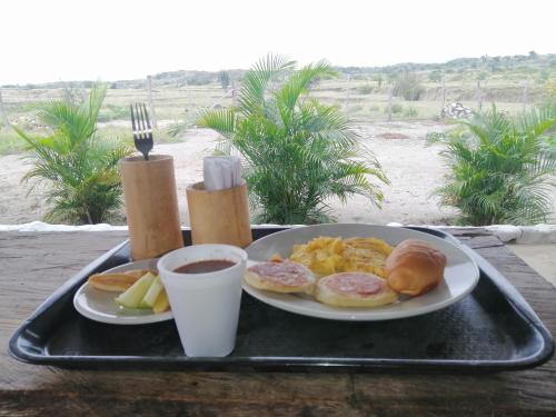 ein Tablett mit einem Frühstücksteller und einer Tasse Kaffee in der Unterkunft Pachingo la primavera in San Francisco
