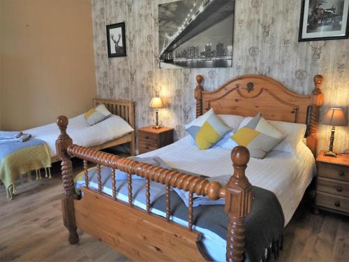Säng eller sängar i ett rum på Valhalla Brae, 3 Bed House on NC500 with Beautiful Castle and Sea Views