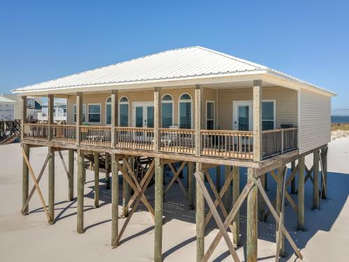 Afbeelding uit fotogalerij van Marisol - PET FRIENDLY and Gulf Front! Enjoy the large deck with amazing views! home in Dauphin Island
