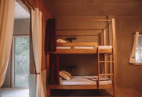 ein paar Etagenbetten in einem Zimmer in der Unterkunft Fable Hostel in Siquijor