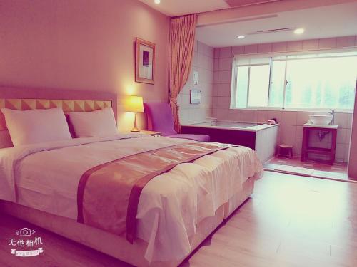 Una cama o camas en una habitación de Mi Jing Garden Spring Resort