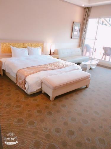 Una cama o camas en una habitación de Mi Jing Garden Spring Resort