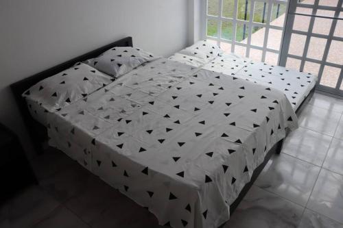 a white bed in a room with a window at Finca Nuevo Sol (Hermosa casa de descanso) in Melgar
