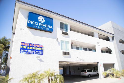 皮科里韦拉Pico Rivera Inn and Suites的侧面有标志的建筑物