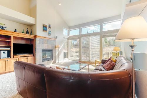 Village Loop Townhome – Photos 3