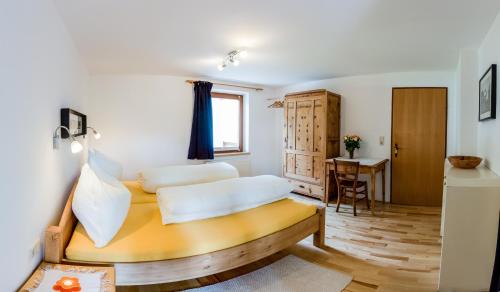 a bedroom with a bed and a desk in a room at Apartement Gute Laune in Mieming