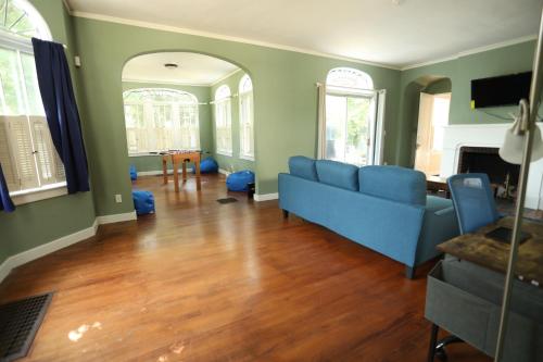 sala de estar con sofá azul y suelo de madera en Blue House, Blocks from Ross-Aide, Mackey, Samara House, Birck Golf Complex, en West Lafayette