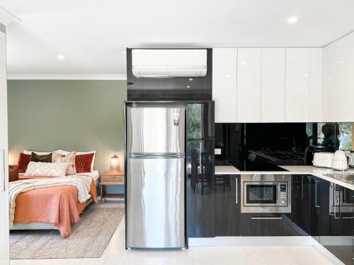 Кухня или мини-кухня в Hamilton House - Snowy Mountain Luxury Villas

