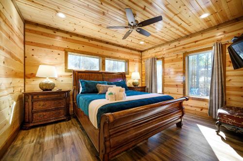 En eller flere senger på et rom på The Nomi Lodge - Sleeps 28 - Gorgeous Rustic Cabin, Centrally Located, Tons of Amenities