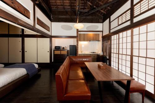 uma sala de estar com um sofá e uma mesa em Kohaku AMBER Kamakura Zaimokuza em Kamakura
