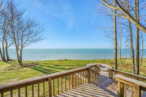Cherry Lighthouse On The Lake – Photos 3