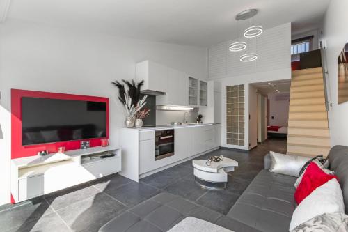 un salon avec une grande télévision à écran plat dans l'établissement Village Naturiste R4N - Villa Sonja Heliovillage 2-4 personnes, au Cap d'Agde