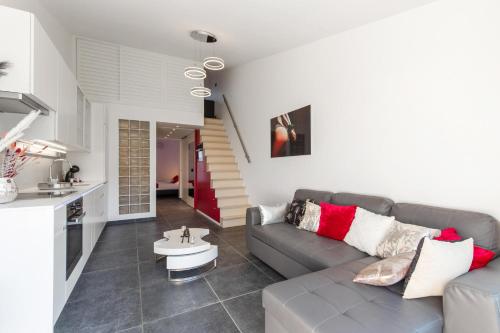 un salon avec un canapé et une cuisine dans l'établissement Village Naturiste R4N - Villa Sonja Heliovillage 2-4 personnes, au Cap d'Agde