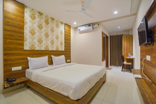 Posteľ alebo postele v izbe v ubytovaní FabHotel HC Mohali Inn